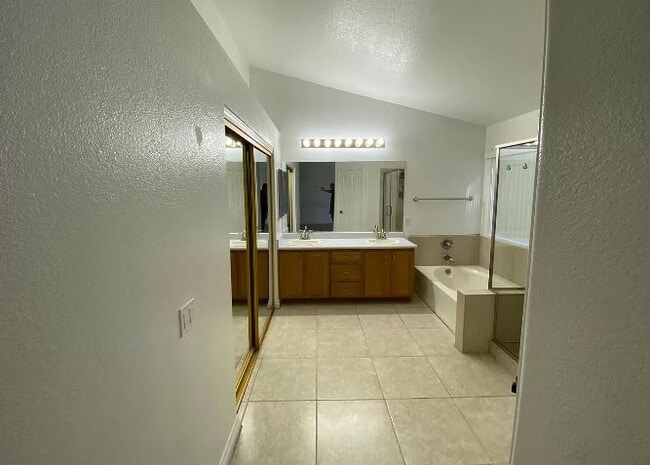 Building Photo - 730 Altacrest Dr