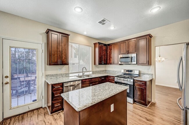 Building Photo - Beautiful Summerlin Hills Two Story 4 Bedr...