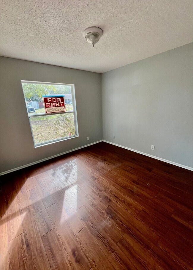 Building Photo - SPACIOUS 3BR/1.5BA w/Carport, Beautiful Wood Finish Flooring, Privacy Fenced Backyard! NO APP FEE!