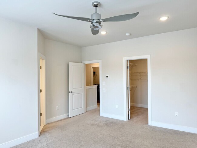 Building Photo - POTOMAC SHORES - BEAUTIFUL VIEWS! (interne...