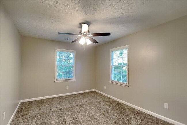 Building Photo - 2709 Hawk Dr NE