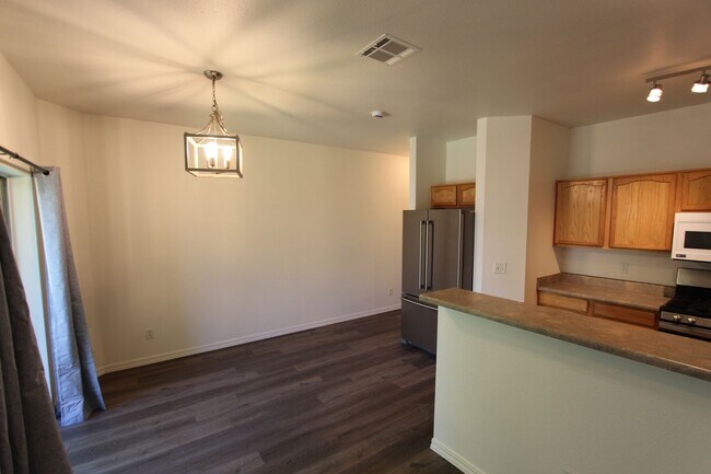 Building Photo - Spacious Bellemont Townhome | 3 Bedrooms + Private Fenced Yard