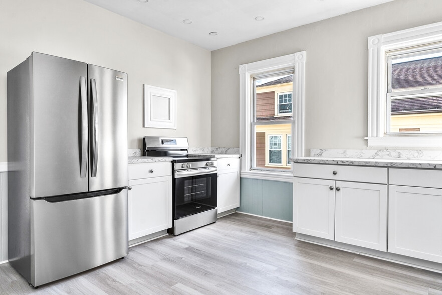 Kitchen - 171 Norwood Ave