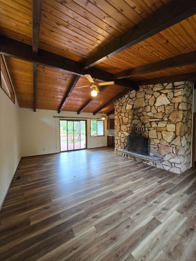 Building Photo - Riverfront Property 3 Bedroom 2 Bath in To...