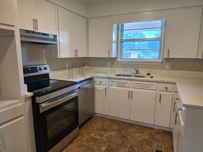 Building Photo - 6601 Blue Bird Dr