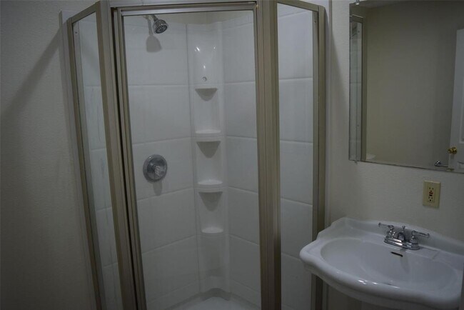 Building Photo - 500 Highcrest Dr