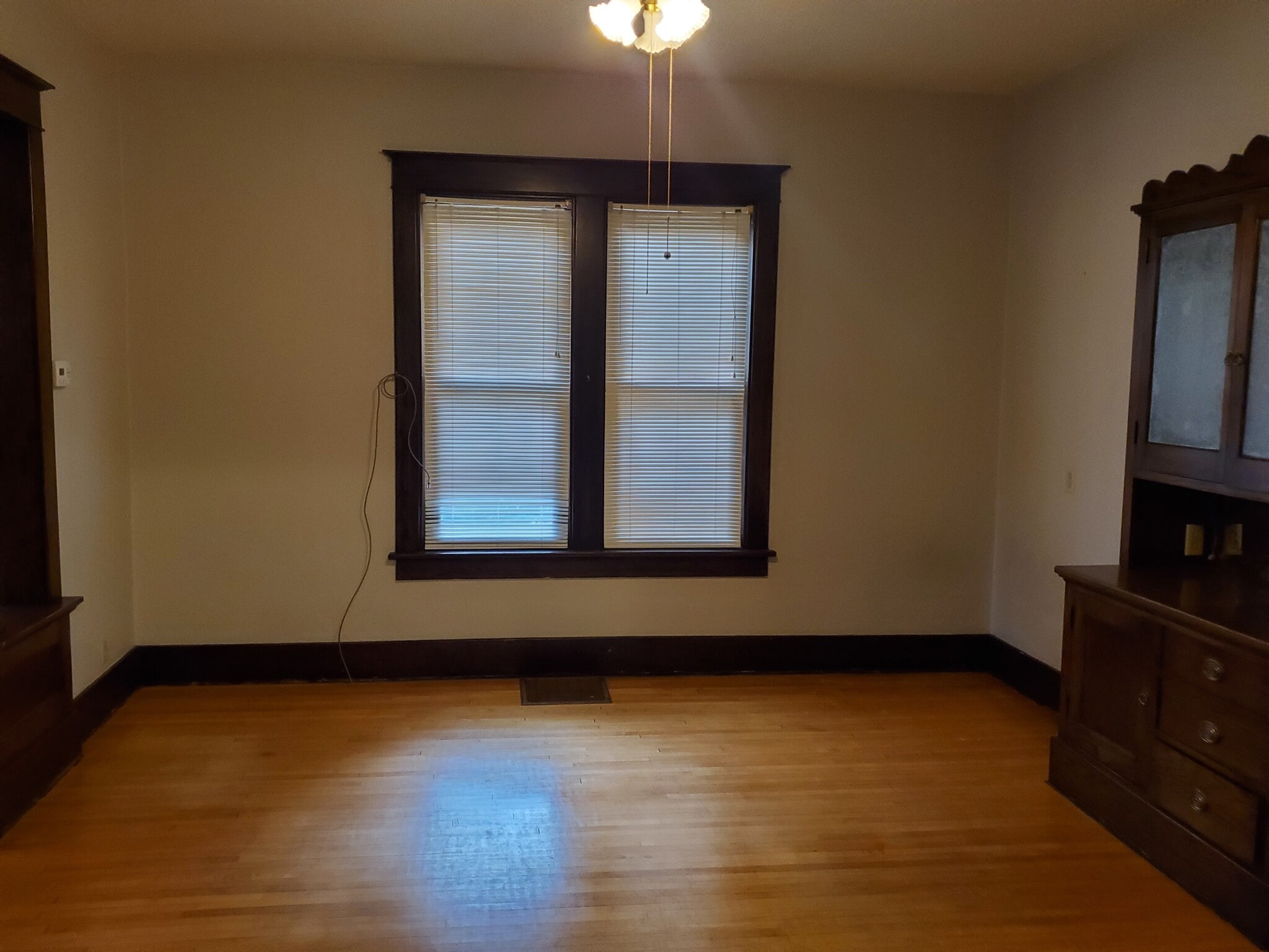 Building Photo - 502 E 1st St S