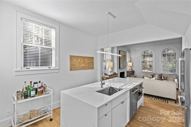 Building Photo - Myers Park - T.R. Lawing Realty, Inc