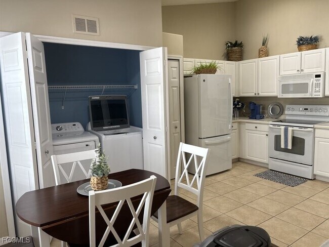 Building Photo - 9639 Hemingway Ln