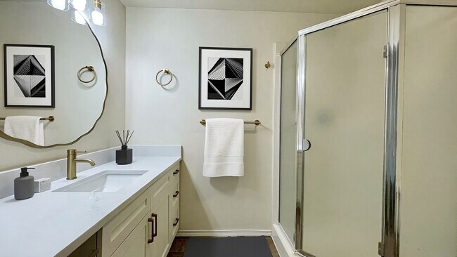 Building Photo - LUXURY DUPLEX RENTAL WITH SPACIOUS BACKYARD
