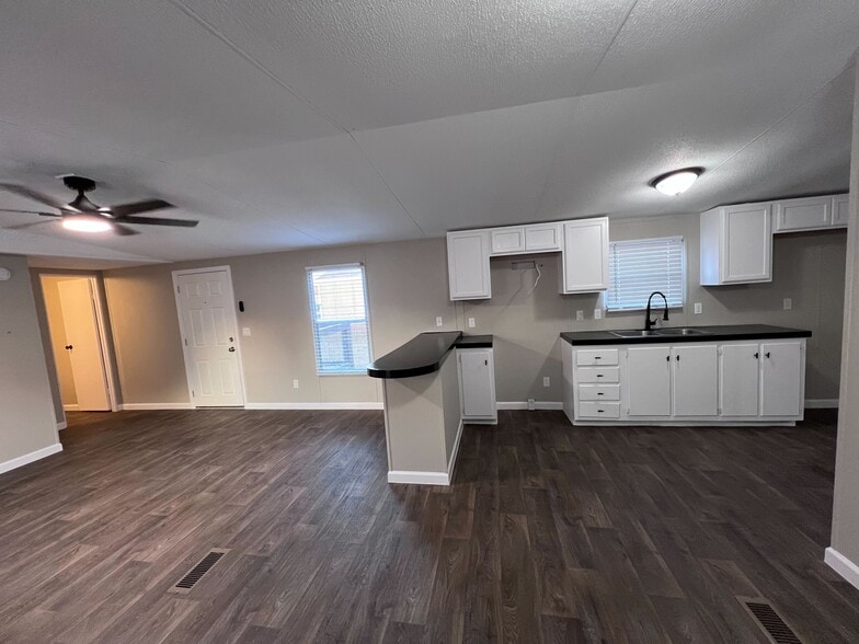 Building Photo - 215 Comanche Trail