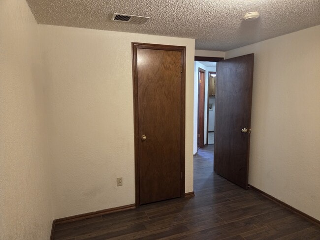 Building Photo - 2122 Meench Dr