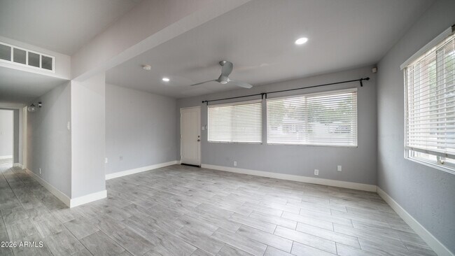 Building Photo - 717 E Palmaire Ave