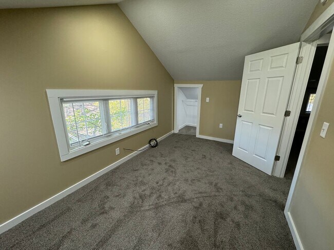 Building Photo - 5 Bedroom Rental in Moline