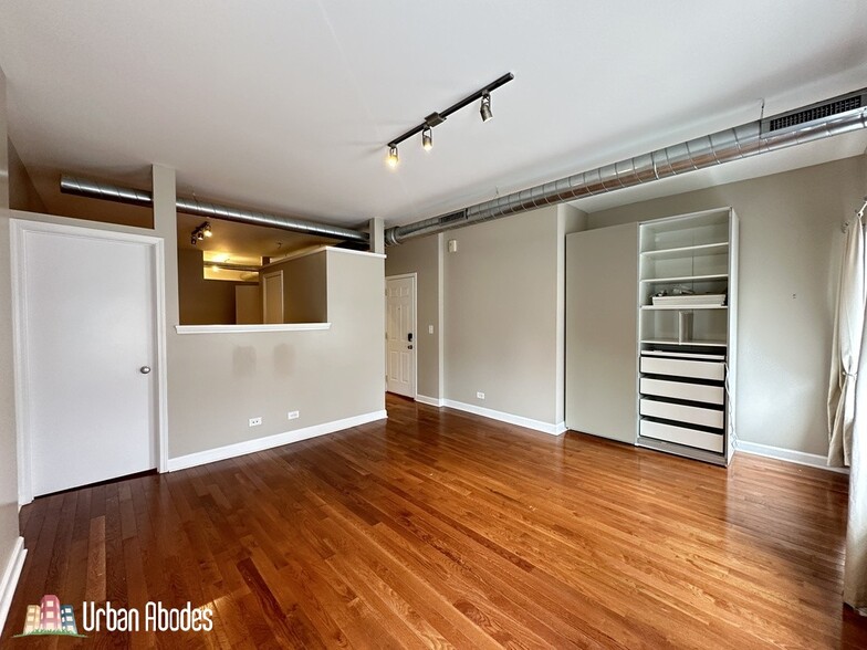 Building Photo - 674 N Orleans St