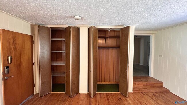 Building Photo - 2106 Giles Dr NE