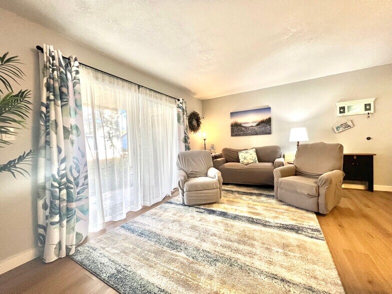 Building Photo - 4215 E Bay Dr