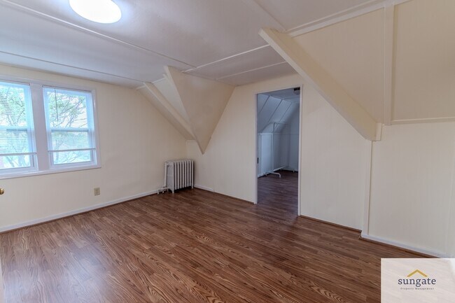 Building Photo - 2900 E Strathmore Ave
