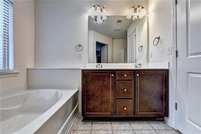 Building Photo - 5880 Vinyard Ln