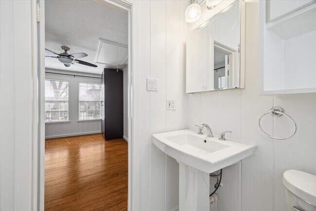 Building Photo - 2108 Branard St