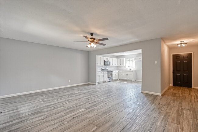 Building Photo - 8623 Valley Forest Dr