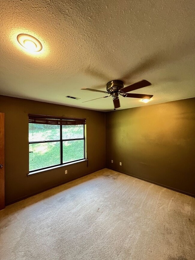 Building Photo - 3 bedroom 2 bath home, large lot, close to...