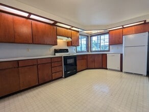 Building Photo - Great first floor 2bed/1 bath apartment