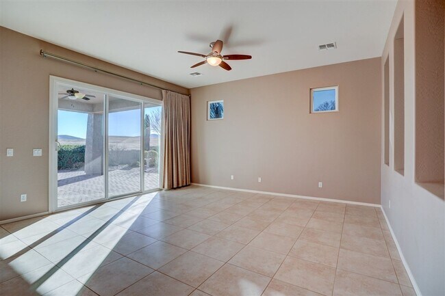 Building Photo - Lower price! Beautiful 2 bed + den, 2 bath Home Located in Quailwood!