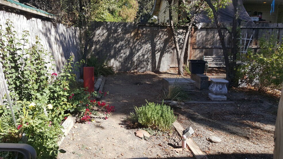 Building Photo - 663 Rose Ave
