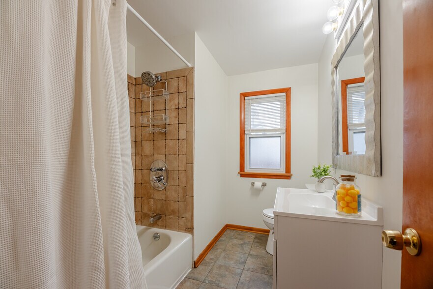 Building Photo - 416 W Spruce St