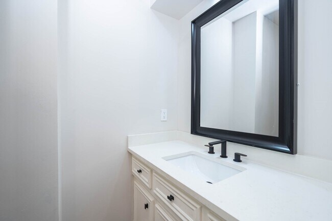 Building Photo - 3511 Tree Ln