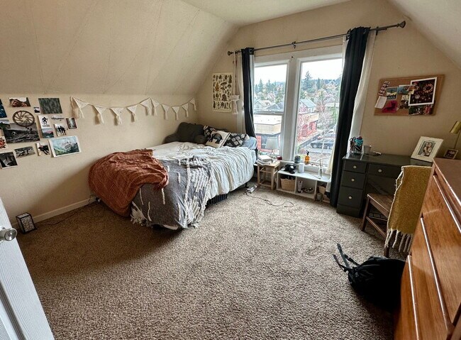 Building Photo - Spacious 7-Bed, 2-Bath Near Downtown Bellingham of Comfortable Living!