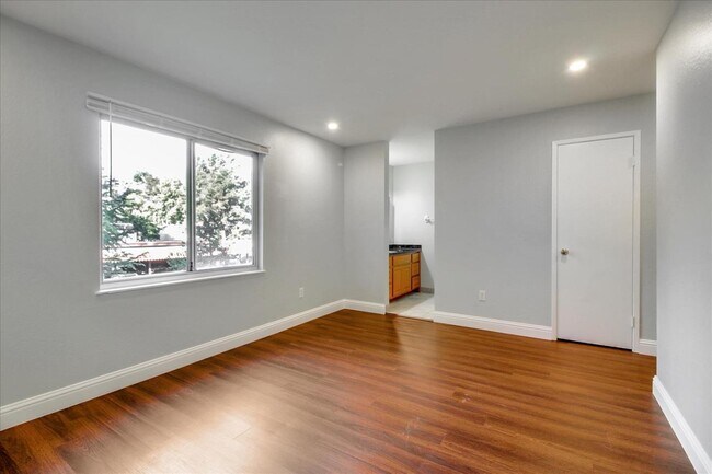 Building Photo - 280 Tradewinds Dr