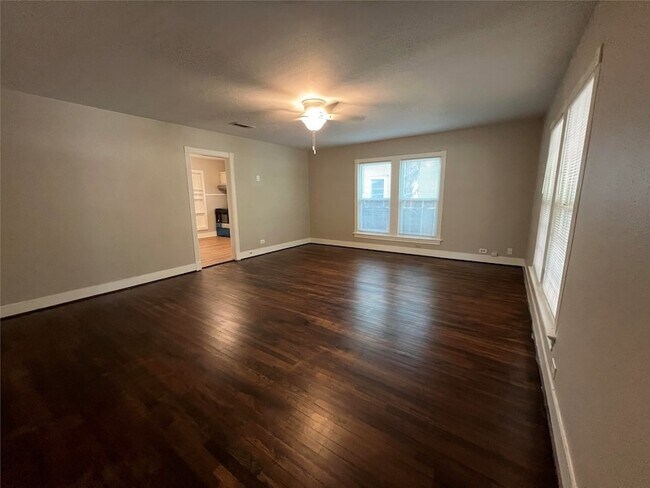 Building Photo - 613 Koehl St