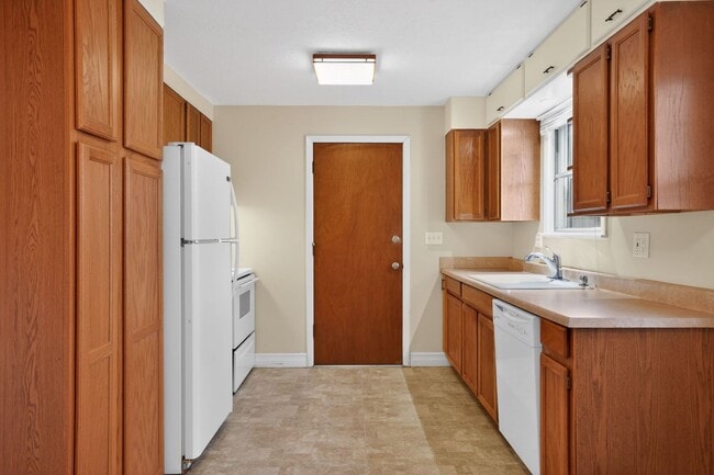 Building Photo - 4525 SW 180th Ave