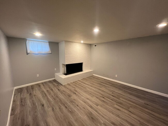 Building Photo - Spacious 4 Bedroom, 2 Bathroom Home on the...