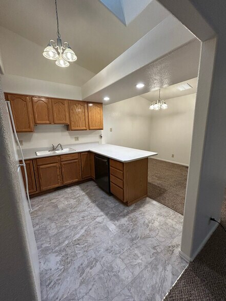 Building Photo - 895 S Knox Dr