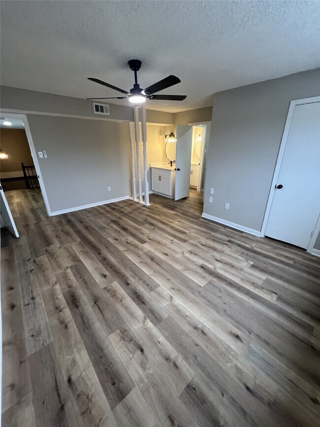 Building Photo - 1310 Town Cir