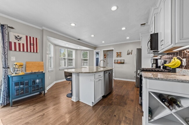 Building Photo - 5845 Glen View Dr