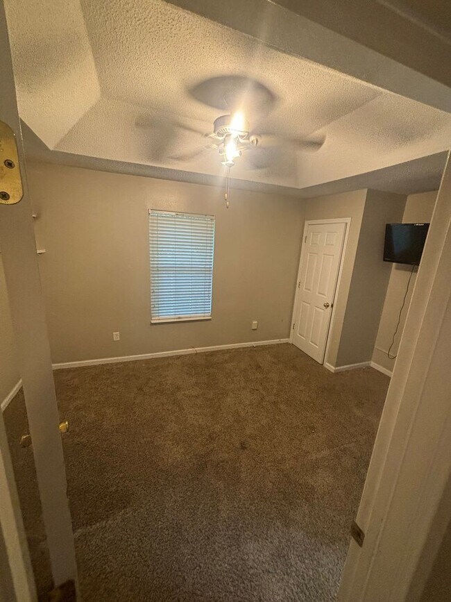 Building Photo - Spacious 3 BR 3 BA in Great Location!