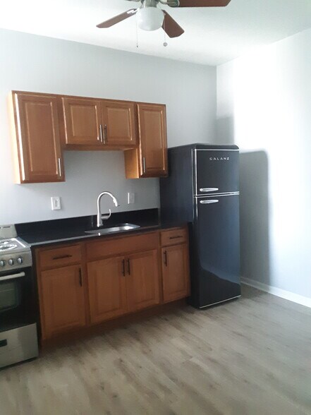 eat-in kitchen - 1829 W Tioga St