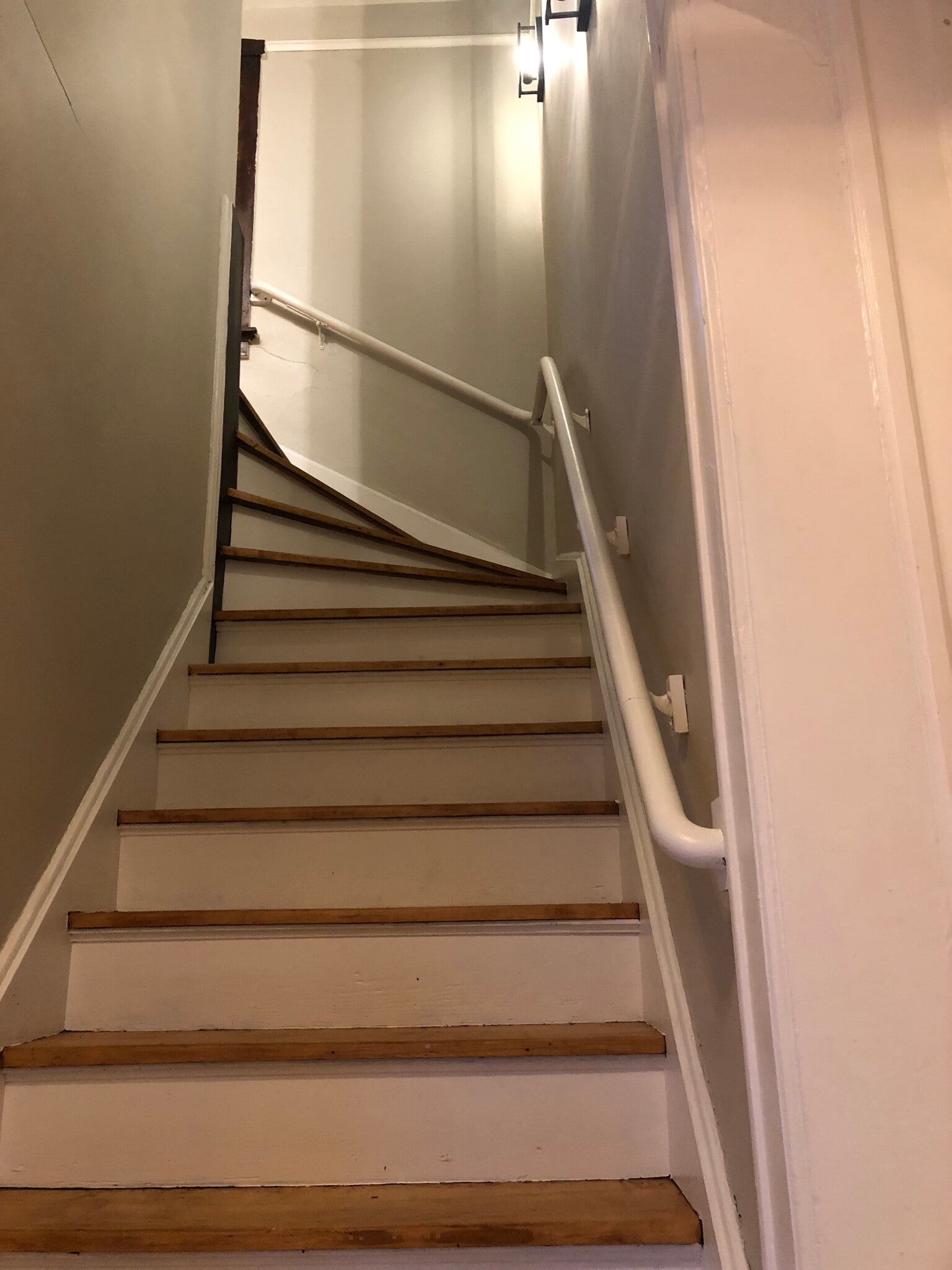 Building Photo - 318 E Deer Pl