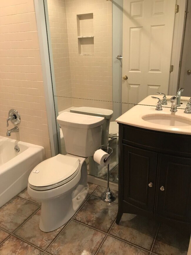 upstairs hall bath - 752 Howards Loop