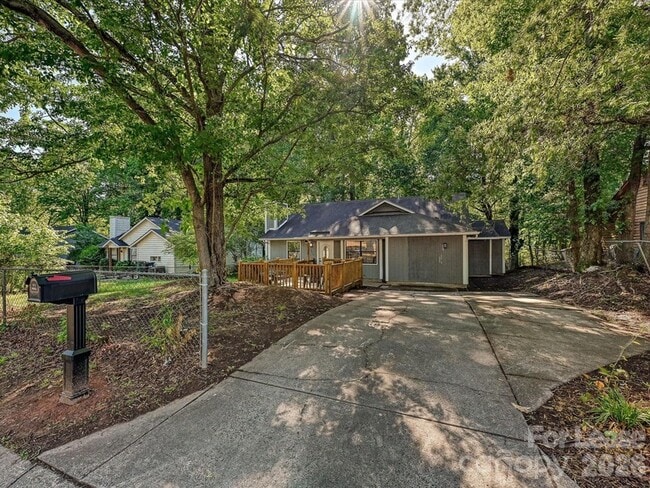 Building Photo - 633 Pennwood Ln