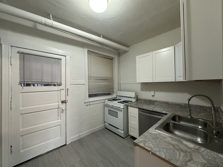 Building Photo - 3958 N Janssen Ave