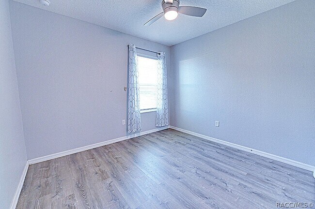 Building Photo - 320 W Runyon Loop