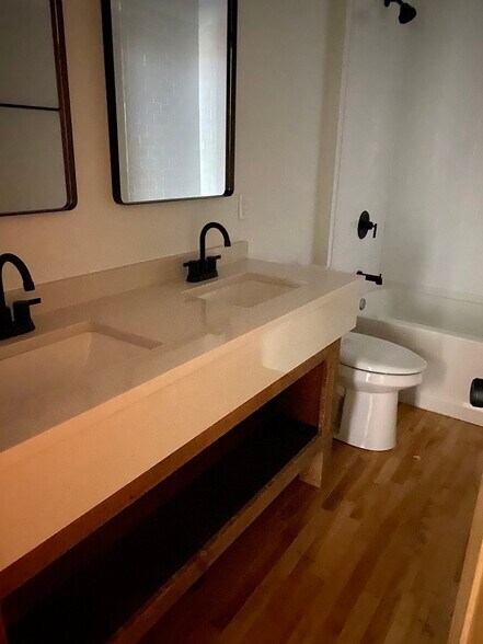 Full bathroom 1 - 403 Main St