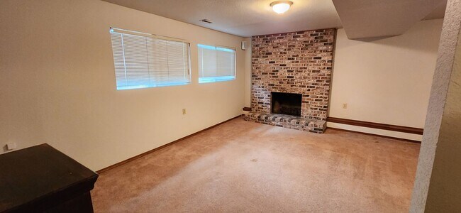 Building Photo - LYNNWOOD Spacious 3 bdrm + Den & Family Room Home
