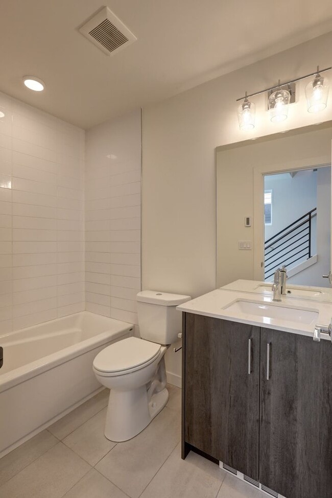 Building Photo - Stylish Capitol Hill Townhouse Living | 2 Bed + Den + Rooftop