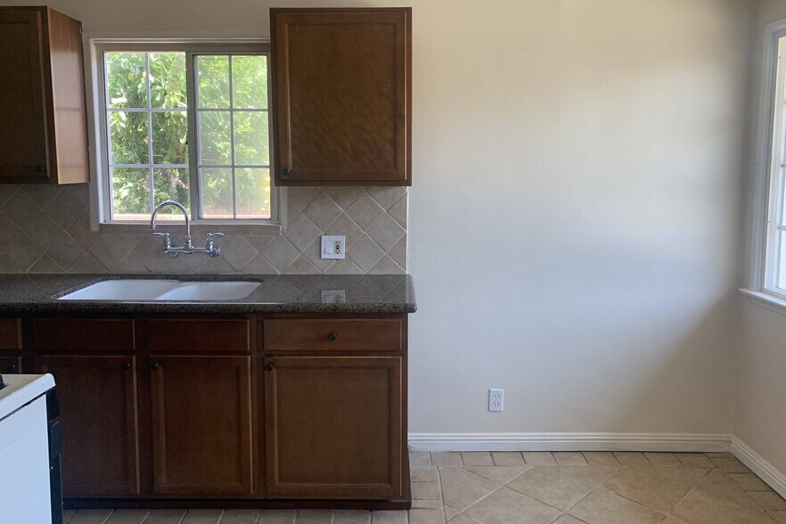 Kitchen - 2339 N Naomi St